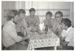 Група спеціалістів ЧАЕС святкують завершення графітової кладки у 4-му енергоблоці. 1983 рік