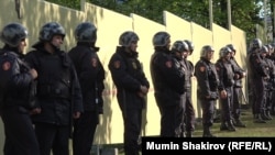 Екатеринбург, 16 мая. Полицейские охраняют забор вокруг части сквера у Театра драмы, где власти собирались построить храм. После массовых протестов жителей стройка была отменена, а забор убран