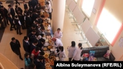 Таластагы мурдагы "Себат", азыркы "Сапат" мектебинин окуучулары. 2016-жылкы сүрөт.