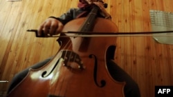 یکی از نوازندگان گروه انستیتیوت ملی موسیقی افغانستان