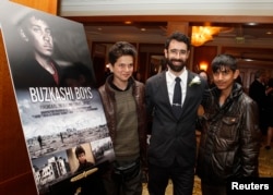 فواد محمدی (راست) با جوانمرد پاییز (چپ) هنرپیشگان فلم بچه‌های بزکشی