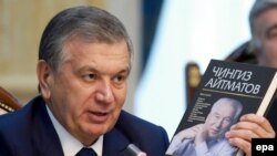 Өзбек президенти Чыңгыз Айтматовдун китебин кармап турат.