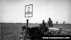 پوستری از جوزف استالین، رهبر شوروی، روی یکی از اولین تراکتورهایی که در مزارع ازبکستان به کار گرفته شدند.ازبکستان امروزی در اوایل سال ۱۹۲۵ یک جمهوری اتحاد شوروی شناخته شد. تصرف این منطقه توسط شوروی، دوره‌ای از تحولات بی‌رحمانه را رقم زد که شامل اعدام زندانیان سیاسی ازبک و همچنین برنامه‌های سوادآموزی و صنعتی‌سازی بود.