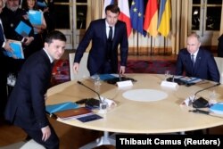 În 2019, președinții Ucrainei și Rusiei l-au vizitat pe Emmanuel Macron la Palatul Elysee. Macron va vizita, luni, Moscova și în ziua următoare Kiev-ul în încercarea de a media tensiunile dintre cele două țări.