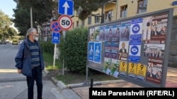 რუსთავის ქუჩებში დღეს არც დაძაბული პოლიტიკური კონკურენცია იგრძნობოდა, არც დაანონსებული „მშვიდობიანი რევოლუციის" მოლოდინი. 