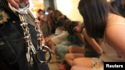 Эксперттер сексуалдык кулчулукка кыз-келиндер  негизинен Түркия жана Араб өлкөлөрүнө сатылып кетишерин айтышат. 