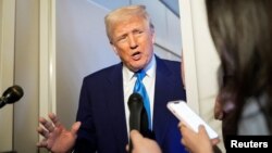 Donald Trump vorbește cu jurnaliștii la bordul avionului prezidențial, 6 aprilie 2025.