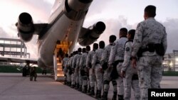 Представники Національної гвардії Мексики сідають на літак до північного кордону, після того як президентка Мексики Клаудія Шейнбаум погодилася з президентом США Дональдом Трампом посилити прикордонний контроль. Мексика, 4 лютого 2025 року