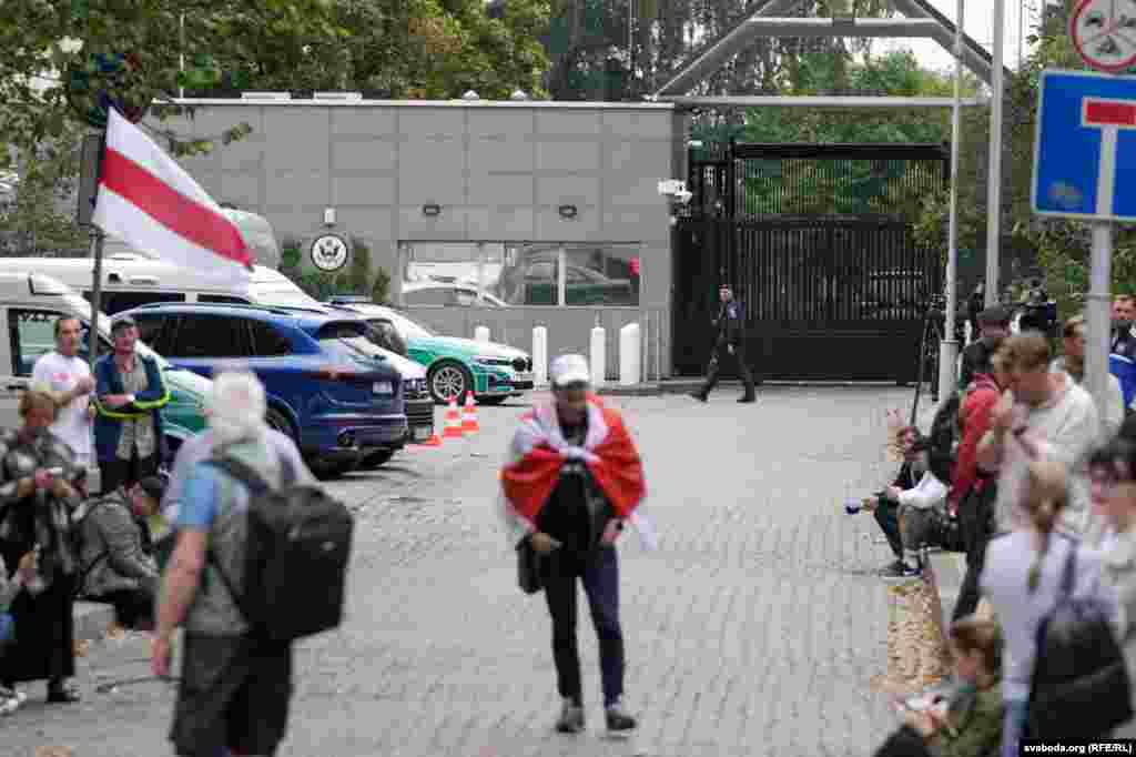 Людзі зьбіраюцца каля амэрыканскай амбасады ў Вільні ў чаканьні прыезду вызваленых зь беларускіх турмаў