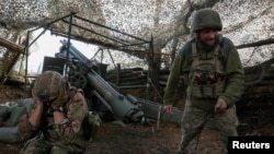 Артилеристи 152-ї ОЄБр ЗСУ ведуть вогонь із самохідної гаубиці M114 по російських військах поблизу Покровська, Донецька область, 15 жовтня 2025 року