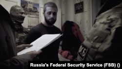 Сэйран Саліеў, крымскататарскі праваабаронца, якога затрымала ФСБ у кастрычніку 2017 году. Ад часу анэксіі Крыма Расеяй арышты, зьнікненні і забойствы прывялі да таго, што многія татары пакінулі сваю радзіму