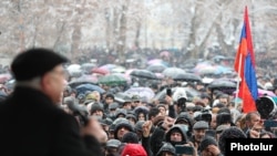 “Мекенди сактап калуу” кыймылынын лидери Вазген Манукян нааразылык жыйынында сүйлөдү. Ереван. 2021-жылдын 20-февралы. 