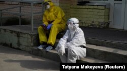 Оорукананын алдында эс алып отурган дарыгерлер. 28-май, 2020-жыл.