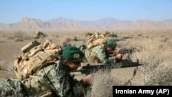 ایراني سرتېري په اصفهان ولایت کې د تمرین پر مهال - پخوانی انځور.