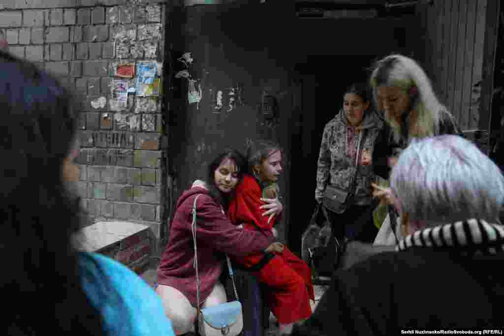 Мешканці пошкодженої багатоповерхівки 