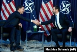 Зустріч Джей Ді Венса (праворуч) із генеральним секретарем НАТО Марком Рютте під час конференції. Мюнхен, 14 лютого 2025 року