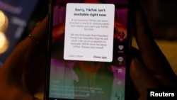 Во пораката што се појави во апликацијата за американските корисници се наведува дека е донесен закон со кој се забранува ТикТок, што значи „засега не можете да го користите ТикТок“.