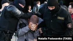 У Мінську й інших містах Білорусі день тривають протести. Силовики жорстоко придушують акції і затримують демонстрантів