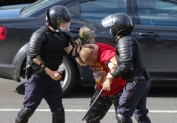 Білоруські міліціонери затримують протестувальника у Міньку 12 серпня 2020 року