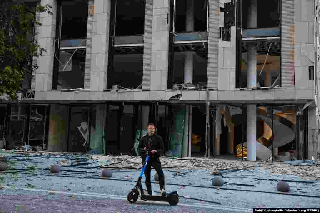 Повреждения получили и офисные здания  