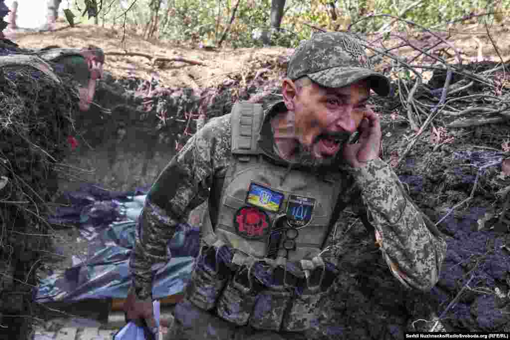 Арцём, 40-гадовы ўкраінскі камандзір, выкрыквае папярэджаньне перад тым, як ягоная артылерыйская брыгада адкрые агонь па расейскіх пазыцыях каля Пакроўску, пачатак кастрычніка 2024&nbsp; &nbsp;