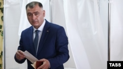  Հարավային Օսիայի նախագահի թեկնածու Ալան Գագլոևը քվեարկության ժամանակ, Ցխինվալի, 8-ը մայիսի, 2022թ․