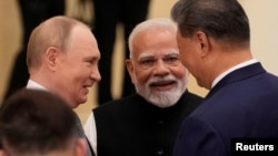 Ресей, Үндістан және Қытай басшылары ШЫҰ саммиті аясында сөйлесіп тұр. Тяньцзинь, Қытай. 1 қыркүйек 2025 жыл.