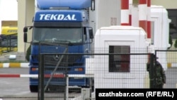 Түркмөн чек арасындагы жүк ташуучу автоунаалар. (Архивдик сүрөт).