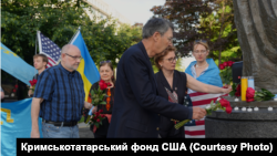 Бывший посол США в Украине Джон Хербст и советник посольства Украины в США Катерина Смаглий возложили цветы к Мемориалу жертв коммунизма в Вашингтоне в память о жертвах геноцида крымских татар