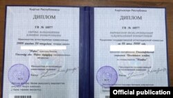 Жогорку Кеңештин депутаты  «З.Т.З.» жасалма делген диплому. 