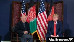 ډونالډ ټرمپ تېره شپه په یوه ناڅاپي سفر افغانستان ته تللی و او په بګرام هوايي اډه کې یې له ولسمشر اشرف غني سره ولیدل.