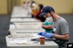 Сортиране на бюлетини в Пенсилвания. В този щат бюлетините са валидни, ако са подадени в изборния ден на 3 ноември и пристигнали в секциите преди 6 ноември, петък.