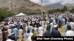 د جولای پر ۱۱مه د باجوړ سلګونه اوسېدونکي د مولانا خانزېب جنازې ته ورغلي ول.