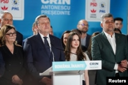 Кандидат у президенти Румунії Крін Антонеску разом із прихильниками очікує на результати екзитполів під час першого туру президентських виборів у Бухаресті, Румунія, 4 травня 2025 року