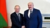 Ресей президенті Владимир Путин (сол жақта) мен Беларусь президенті Александр Лукашенко Санкт-Петербургтегі кездесуде. 13 шілде 2021 жыл