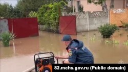 Сотрудники МЧС РФ ликвидируют последствия затопления в Джанкойском районе в результате шторма в сентябре 2025 года