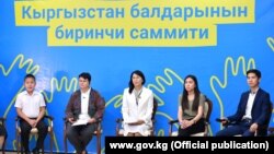 Вице-премьер-министр Аида Исмаилова,  ЮНИСЕФтин Кыргызстандагы өкүлү Кристин Жольм (солдон экинчи) Чүй облусунун мектеп окуучулары менен онлайн саммит учурунда. Бишкек.1-июнь, 2020-жыл. 