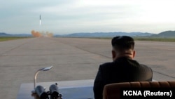 Лідер Північної Кореї Кім Чен Ин спостерігає за запуском ракети, вересень 2017 року