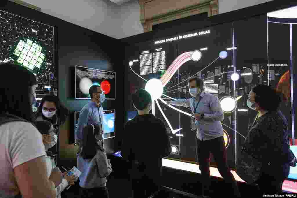 mai 2021 - Muzeograful&nbsp; Adrian Șonka, directorul Observatorului Astronomic din București, era prezent la Noaptea Muzeelor și le dădea copiilor explicații.&nbsp;