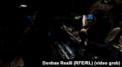 Заряджаючий розрахунку досилає снаряд у ствол