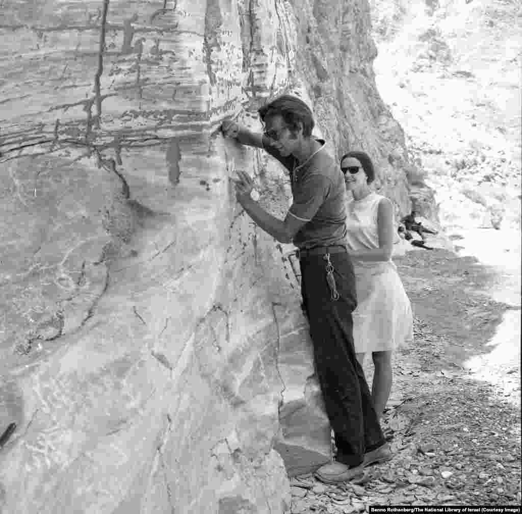 عکسی که توسط عکاس اسرائیلی، بننو روتنبرگ، در سال ۱۹۶۸ گرفته شده است، یک باستان‌شناسان ناشناس را در حال کار در استان گیلان نشان می‌دهد.