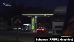 Авто, що раніше виїхало з Офісу президента, заїжджає на заправку в кінці траси