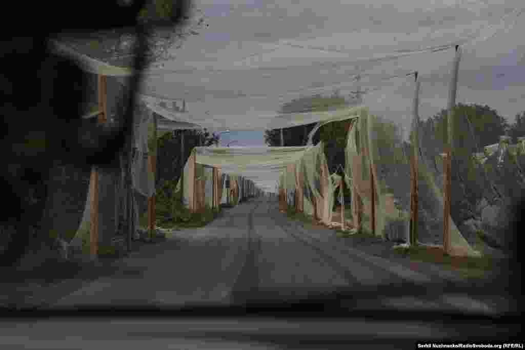 Пошкоджені ударами російських FPV антидронові сітки на виїзді з Костянтинівки