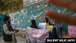 گفت‌وگوی یکی از طالبان مسلح با شماری از زنان معترض در کابل