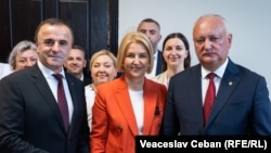 Васілє Тарлєв (л), Ірина Влах (ц) та Ігор Додон (п) у ЦВК, Молдова, 29 липня 2025 року