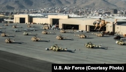 Un elicopter al forțelor aeriene afgane se pregătește să aterizeze la Kabul, Afganistan, pe 6 decembrie 2014.