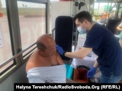 Українець вакцинується у мобільному пункті вакцинування у Польщі