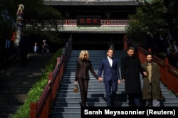 Президент Франції Еммануель Макрон, його дружина Бріжит Макрон, президент Китаю Сі Цзіньпін та його дружина Пен Ліюань відвідують Дуцзян'янь, провінція Сичуань, під час триденного візиту Макрона до Китаю, 5 грудня 2025 року