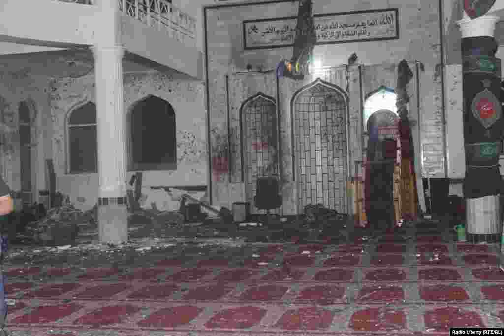 داخل مسجد، جایی&zwnj;که حمله انتحاری صورت گرفته است.
