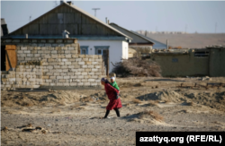 Бала көтеріп бара жатқан әйел